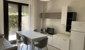 Appartement, 2 chambres, patio, vue sur le jardin | Salle à manger