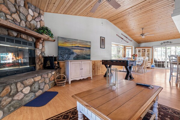 Basic Cabin | Living area