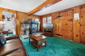 Basic Cabin | Living area