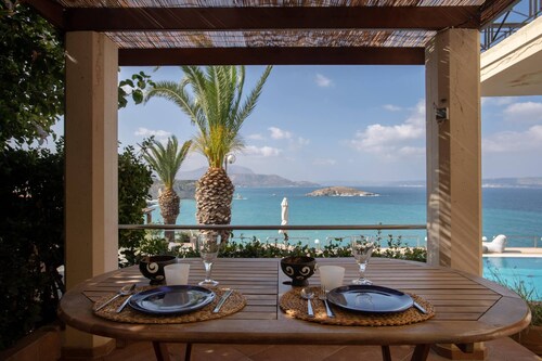 Luxury Seaview Apartment, 1min Walk From Beach!