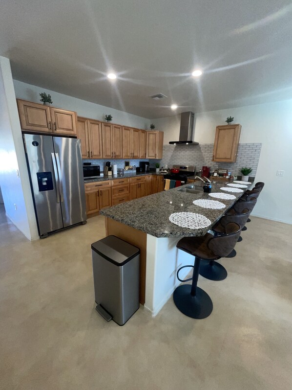 Microwave, oven, stovetop, dishwasher - 2,100 sqft "GEM" in highly desirable Casas Adobes. 2 minute walk to Golf Resort! (Tucson)