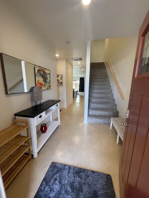 Interior - 2,100 sqft "GEM" in highly desirable Casas Adobes. 2 minute walk to Golf Resort! (Tucson)