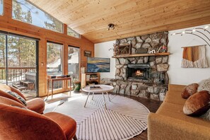 Basic Cabin | Living area
