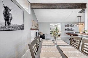 Interior - 4x2 Ultra Lux House with Pool + Spa + Game Room - 5 miles to the Strip (Las Vegas)