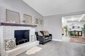 Interior - 4x2 Ultra Lux House with Pool + Spa + Game Room - 5 miles to the Strip (Las Vegas)