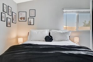 4 bedrooms, desk, iron/ironing board, travel crib - 4x2 Ultra Lux House with Pool + Spa + Game Room - 5 miles to the Strip (Las Vegas)