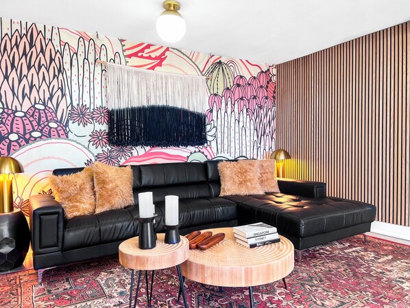 Interior - 4x2 Ultra Lux House with Pool + Spa + Game Room - 5 miles to the Strip (Las Vegas)