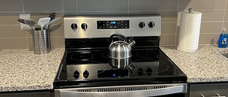Een koelkast, een magnetron, een oven, een kookplaat