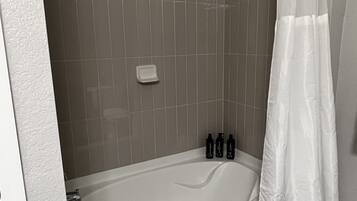 Sèche-cheveux, serviettes fournies, savon, shampoing