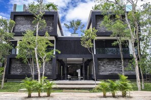 Apartment, 3 Bedrooms, Balcony, Garden View | Front of property