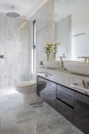 A modern bathroom with a large mirror, a vessel sink, and a toilet. - Bh 08 - Penthouse Ganesh And The Dragon (Tulum)