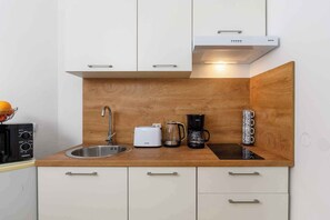 Kühlschrank, Mikrowelle, Herdplatte, Wasserkocher mit Kaffee-/Teezubehör