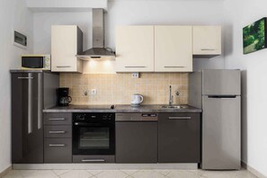 Kühlschrank, Mikrowelle, Herdplatte, Wasserkocher mit Kaffee-/Teezubehör