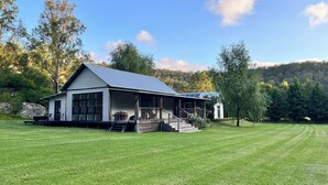 Une maison moderne dotée d’un grand garage, d’un porche abrité et d’une pelouse bien entretenue.