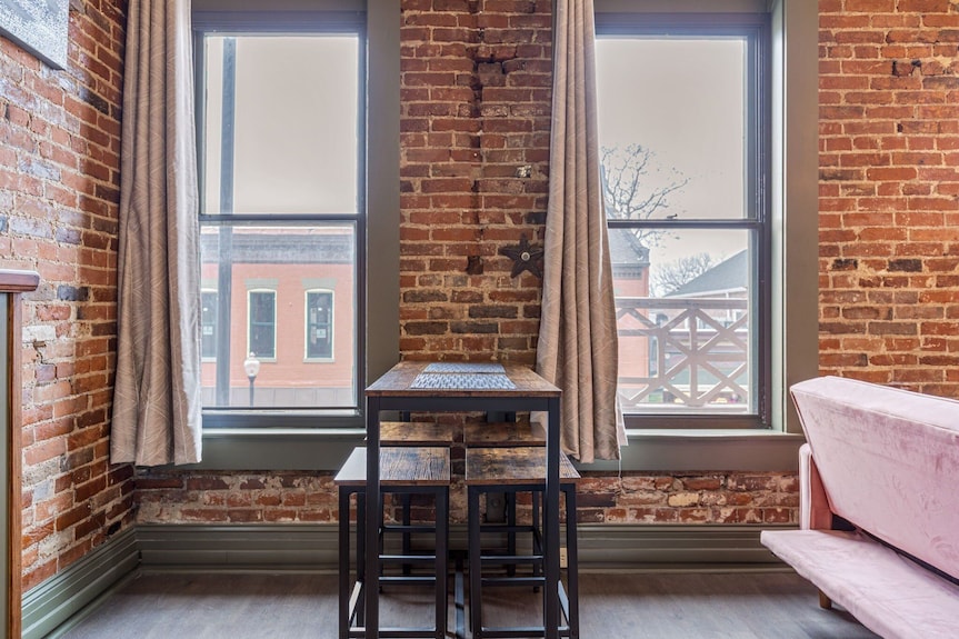 Historic Main St 1br | Walk To Dining & Nightlife - Chesterfield, MO
