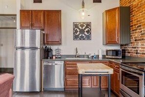 Køleskab, mikrobølgeovn, ovn, kogeplade