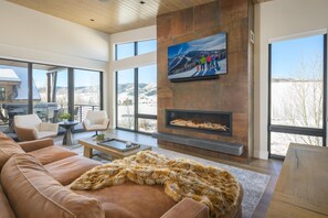 Fernseher, Kamin, Tischfußball