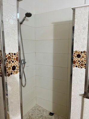 Dusche, Haartrockner, Handtücher, Toilettenpapier