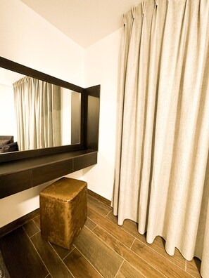 Apartment, 1 Bedroom, Accessible, Smoking | Living area