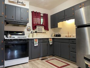 Kjøleskap, mikrobølgeovn, ovn og kokeplater