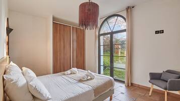 4 bedrooms, in-room safe, free WiFi, bed sheets