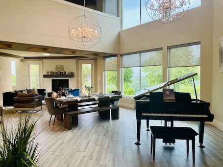 内装. Eagles' View Retreat! Family-sized home in Texas countryside with stunning views