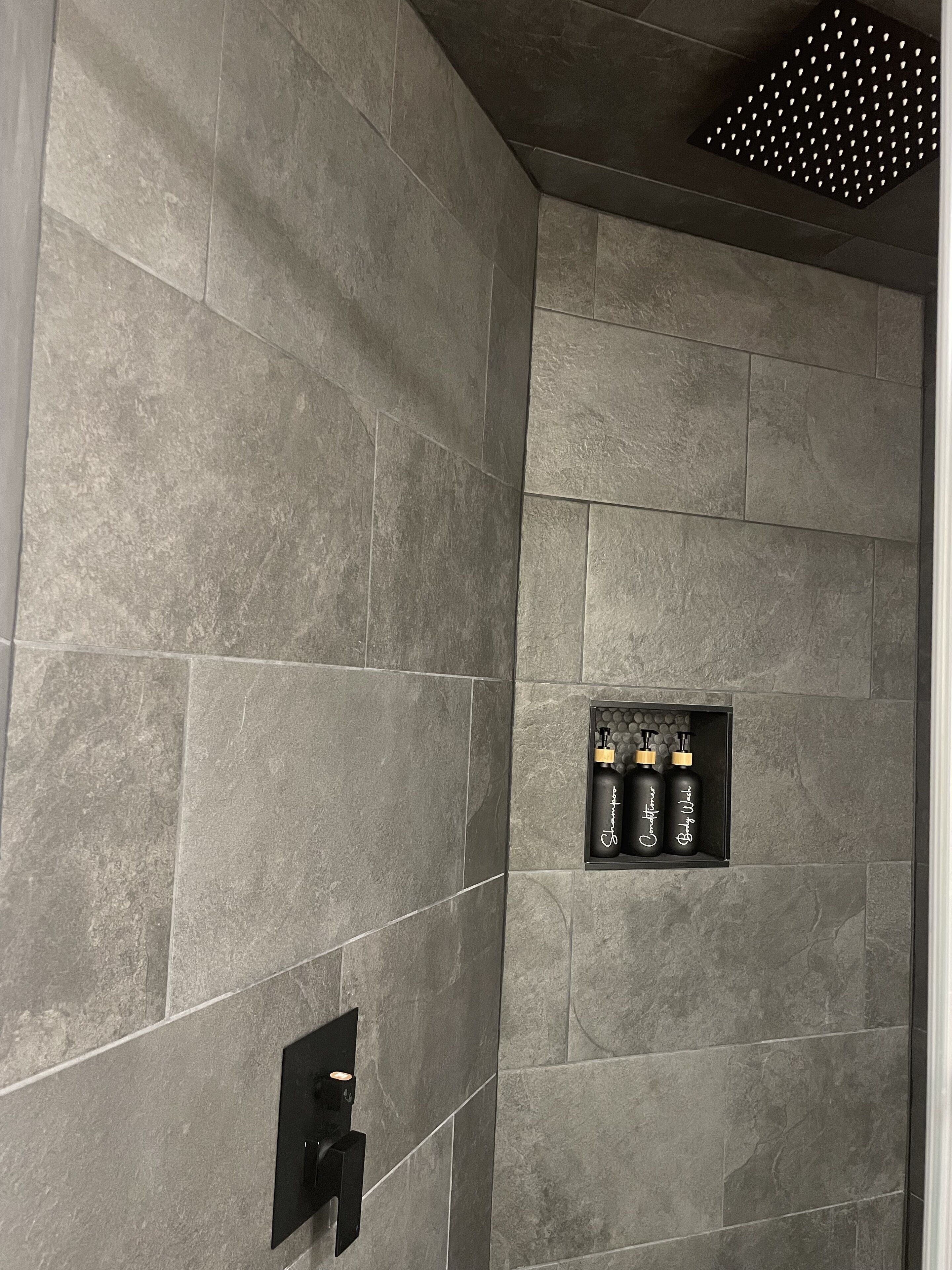 Haartrockner, Handtücher, Seife, Shampoo