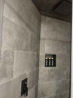 Hair dryer, towels, soap, shampoo - Eagles' View Retreat! Family-sized home in Texas countryside with stunning views (Gordon)