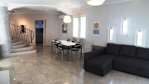 Villa, 3 soverom, balkong, byutsikt | Oppholdsområde