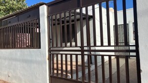 Rumah, 2 kamar tidur, akses difabel, patio | Bagian depan properti