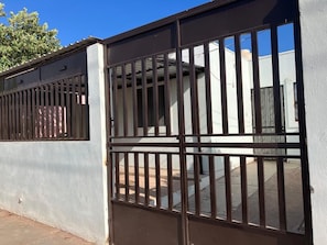 House, 2 Bedrooms, Accessible, Patio | Depan hartanah