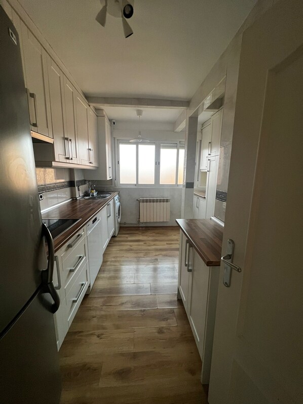 Jääkaappi, mikroaaltouuni, uuni, astianpesukone