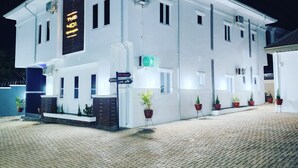 A white building with a reception area, VIP bar, and outside bar. - The 401 Hotel and Suites Awka (Awka)