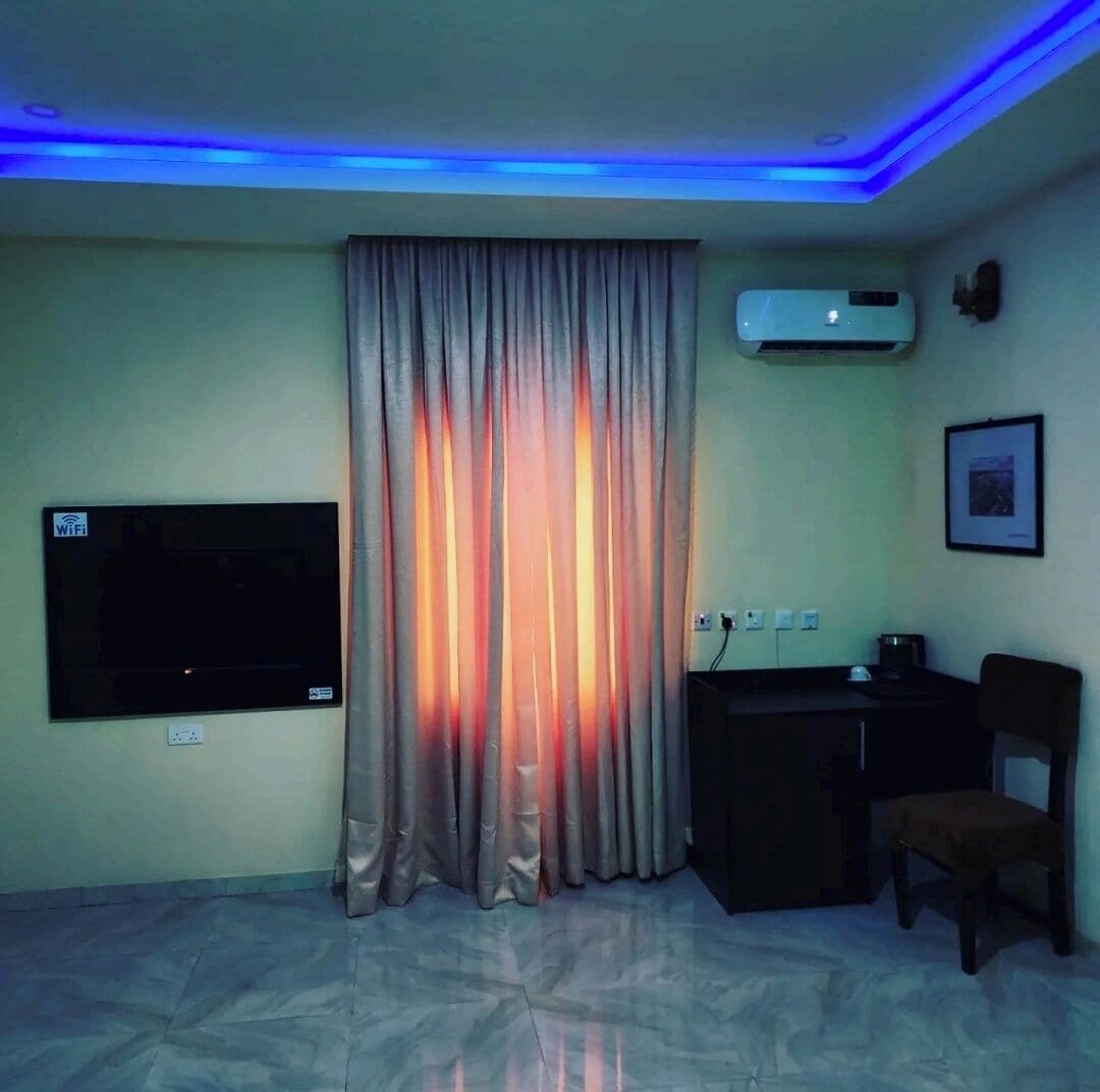 Studio Deluxe | Bộ đồ giường cao cấp, chăn bông, bàn 