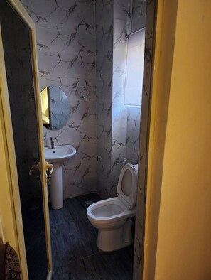 Deluxe Double Room | Bathroom | Free toiletries, soap, shampoo, toilet paper - The 401 Hotel and Suites Awka (Awka)