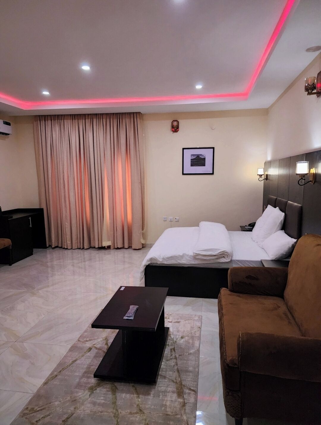 Studio Deluxe | Bộ đồ giường cao cấp, chăn bông, bàn 