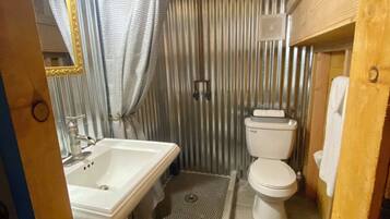 Douche, sèche-cheveux, serviettes fournies, savon