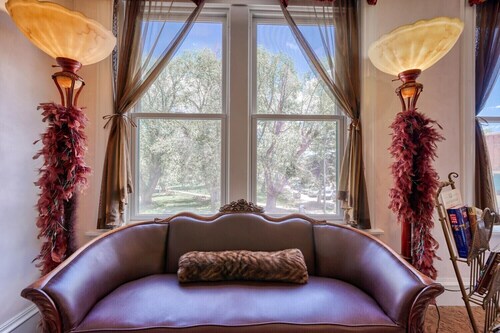 Dog Friendly- Historic Palace Hotel Condos- Suite 202