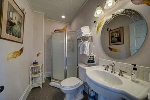 Douche, sèche-cheveux, serviettes fournies