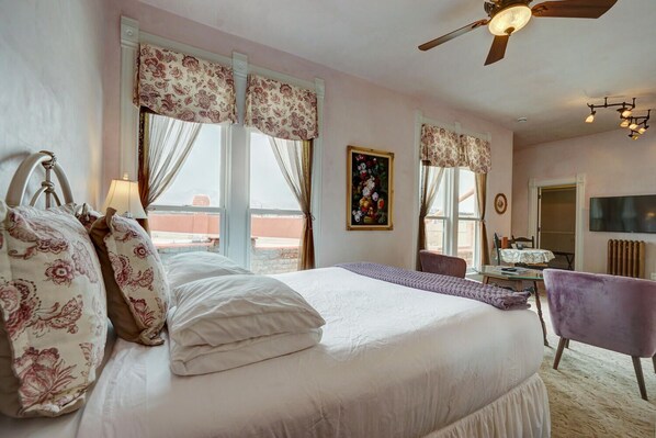 1 bedroom, free WiFi, bed sheets - Palace Hotel Condos- Suite 303- Elegant Suite with Historic Style (Salida)