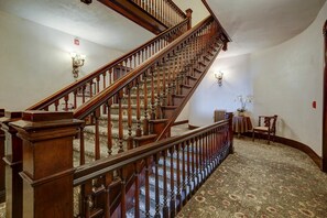 المنشأة من الداخل