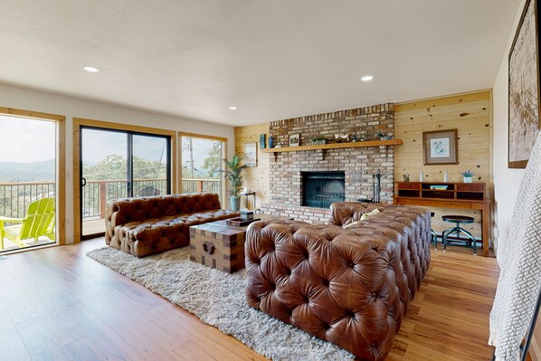 تلفزيون، مدفأة، ألعاب فيديو، مشغل دي في دي