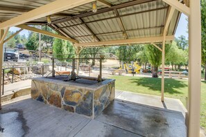 Terrace/patio - Radiant 4BR PML Home w/ 2 Fireplaces, 2 Large Decks, & Majestic Mountain Views (Groveland)