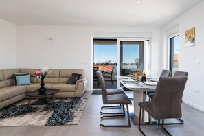 Apartment, 3 Schlafzimmer, Balkon, Meerblick | Speisen