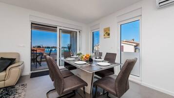 Apartment, 3 Bedrooms, Smoking, Balcony | Dining