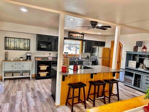 Fridge, microwave, oven, stovetop - Timber Terrace - .9 mi Downtown *pet friendly (Prescott)