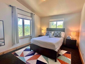 3 bedrooms, desk, iron/ironing board, free WiFi - Timber Terrace - .9 mi Downtown *pet friendly (Prescott)