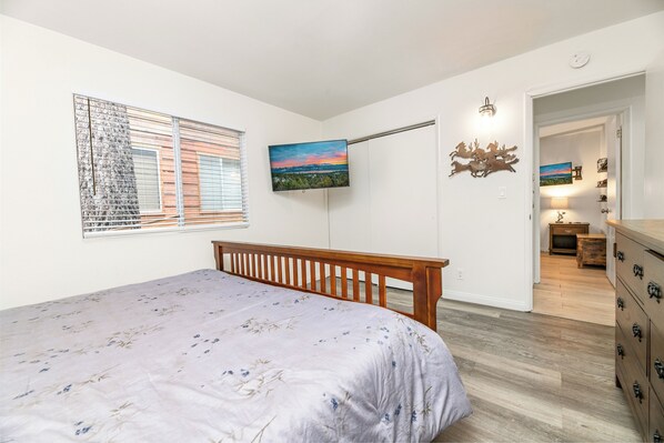 3 室のベッドルーム、WiFi (無料)、ベッドシーツ