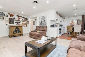 Living area - Nunu's Cabin (Big Bear Lake)