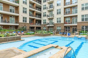 Outdoor pool - BohoLuxe/Apartment/Downtown/Toyota Center/Pool/Gym (Houston)